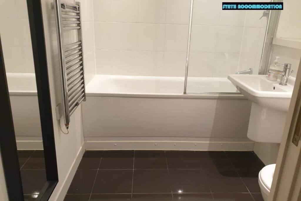 80s Retro 1bed Studio Serviced Canary Wharf Perfect For Solo & Couple Travellers Apartment *